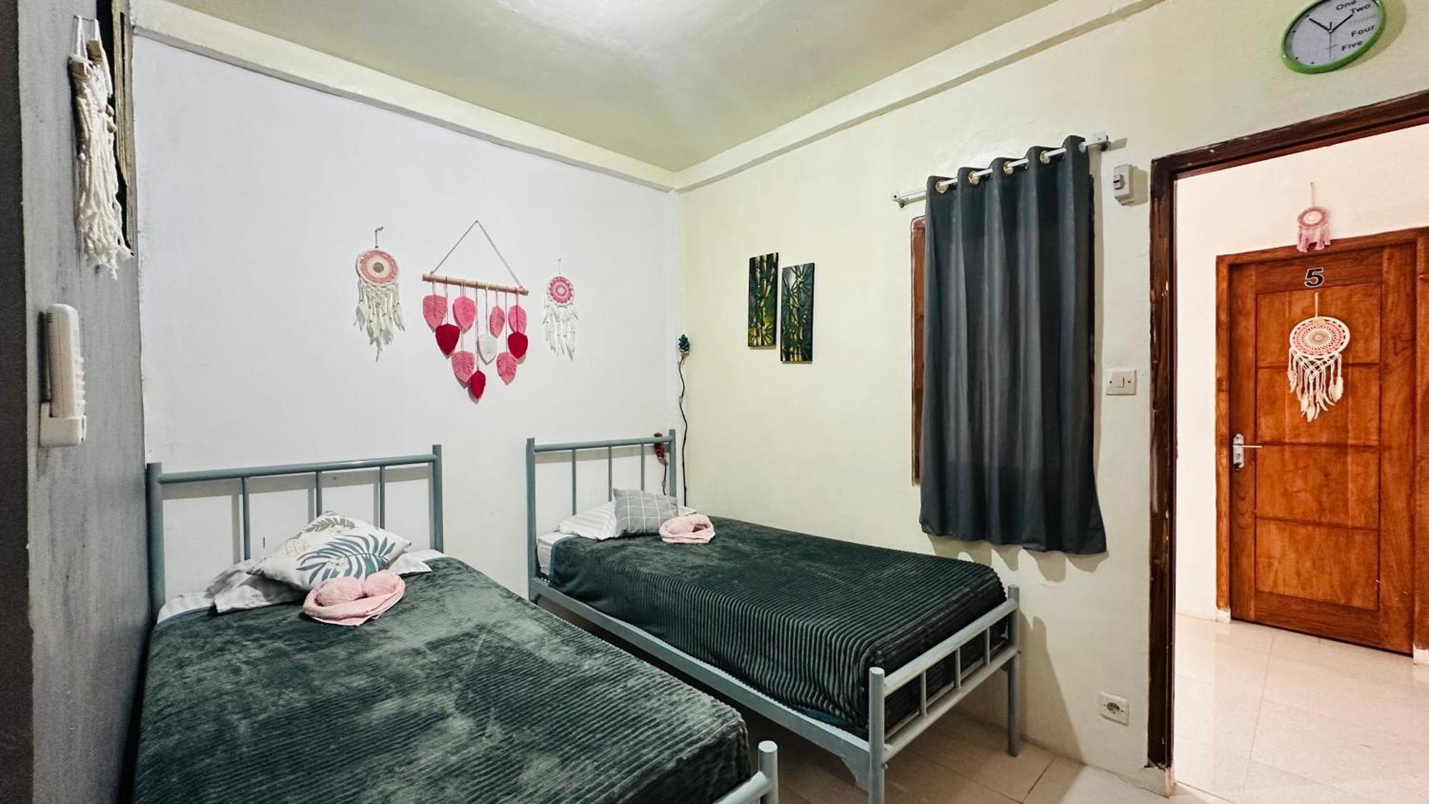 D'Flora Homestay Лабуан Баджо Екстериор снимка